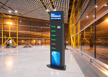 6 casiers annonçant le distributeur automatique de kiosques de stations de charge de téléphone portable pour la station de train d'aéroport