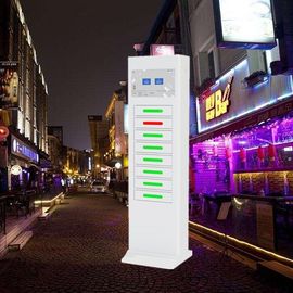 Stations de charge debout libres de téléphone portable, annonçant le kiosque de remplissage de casiers de téléphone