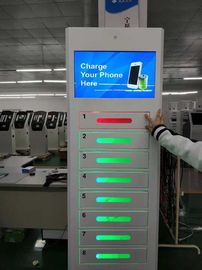 8 casiers libèrent des stations de charge de téléphone portable annonçant le kiosque avec différentes langues UI