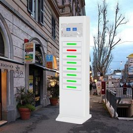 Stations de charge debout libres de téléphone portable, annonçant le kiosque de remplissage de casiers de téléphone